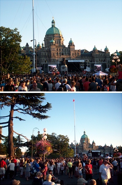 주 의사당 앞에서 열리는 150주년 기념식을 함께 축하하기위해 모여든 캐나다주민들의 즐거운 모습.