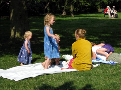 관광명소답게 쾌적한 날씨를 유지하는 빅토리아. 공원에서 한 가족이 여유로운 오후를 즐기고 있다.