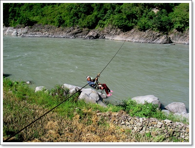 뤄숴(洛索)라 부르는 긴 쇠줄을 강 양쪽에 걸어두고 도르래를 끼워서 강을 건너다니는 노강의 전통적인 도강방법이다.

