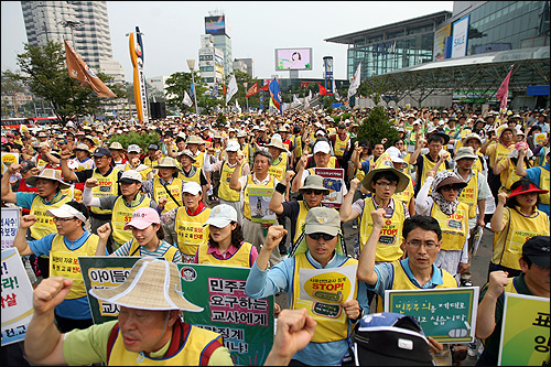전국교직원노동조합 분회장 1500여명은 5일 오후 서울역 광장에서 결의대회를 열고 정부의 시국선언 참여 교사 징계 및 고발 방침을 철회할 것을 촉구했다. 