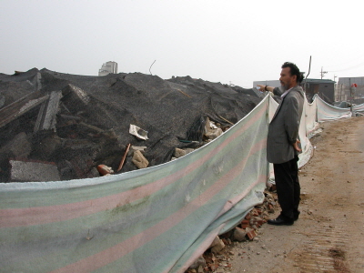 아현3구역 상가세입자 이길현씨가 철거된 부동산이 있던 자리를 가리키고 있다.