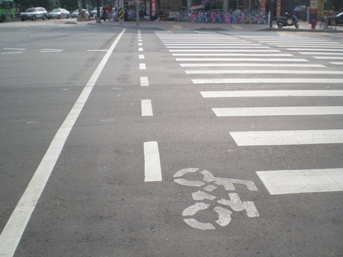 상계14단지 사거리(동일로 길)에 있는 횡단보도에 자전거 도로 표시가 따로 되어있다.