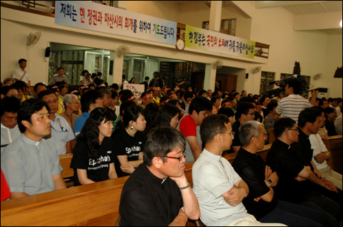 천주교정의구현전국사제단은 6일 저녁 마산 상남성당에서 시국미사를 올렸다.