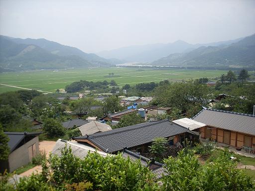 평사리... 최참판댁에서 내려다 본 평사리 마을 풍경...넓은 평야...먼 산빛...휘돌아 나가는 섬진강...