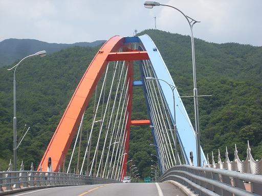 남도대교... ...이 다리 넘어서면 오른쪽으로는 구례, 왼쪽으로는 광양...이쪽은 경남 하동...경상도와 전라도를 잇는 다리...