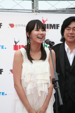 해맑게 웃고있는 배우 김지우, 그 옆에는 배우 김범래가 같이 서 있다.