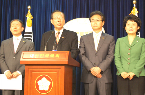 한나라당 식품안전특별위원장인 안홍준 의원은 7일 오전 국회에서 기자회견을 열고 '어린이 기호식품의 안전한 유통기반 마련'과 관련한 대책을 마련할 것이라고 밝혔다.