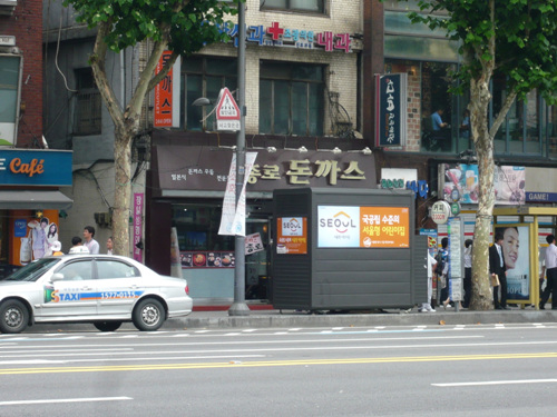 서울시 새 가판대에 대한 상인들의 불만이 높다.