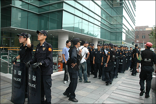 전투경찰이 8일 오전 부산대 정문 옆 효원프라자 앞에 와 있다.