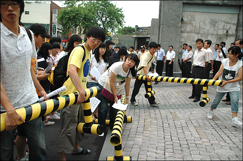 부산대 총학생회 학생들이 교직원들이 설치해 놓은 바리케이드를 옆으로 옮기고 있다.