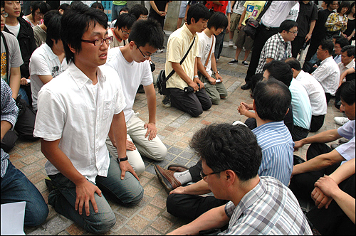 부산대 학생들이 교직원 앞에서 무릎을 꿇고 호소하고 있다.
