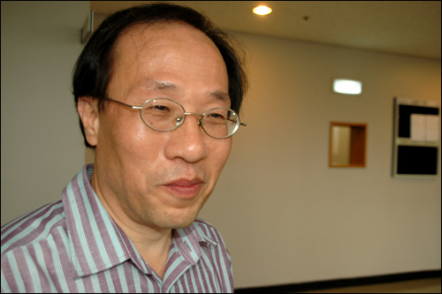 2009년 7월 8일 신태섭 동의대 교수가 부산고등법원 454호 법정에서 열린 교수해임무효확인소송 항소심 선고 공판을 받고 나온 뒤 웃고 있다.