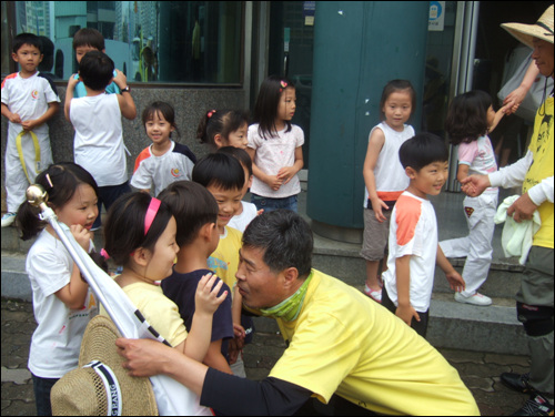 여수 봉하마을 도보 순례단을 환영해 준 어린이들에게 인사를 하고 있다.