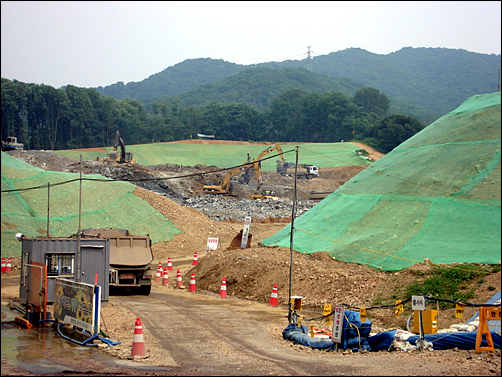 인천시는 청라경제자유구역 등 물 수요 증가를 대비해 공촌정수장 확장공사를 벌이고 있다.