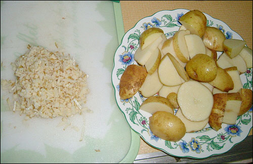 감자는 껍질째 토막을 내준다. 사진 오른쪽에는 믹서에 갈 감자. 왼쪽은 씹는 맛을 느끼기 위해 특별히 잘게 썰어준 감자이다. 