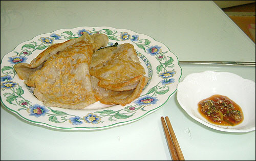 그래도 맛있어 보인다. 노릇노릇 바삭바삭해 보이는 감자전 기가 막힌 맛이다. 