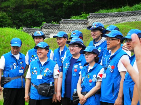  (왼쪽부터)아래에서 세번째는 백야김좌진장군사업회의 김을동회장님,
  위에서 두번째는 이동근 단장님, 네번째는 송일국팀장님이다.