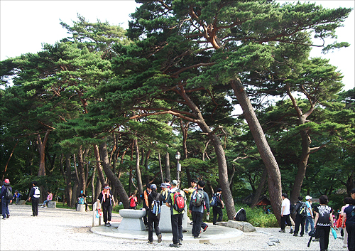 보경사. 감로수를 들이켜는 등산객들의 모습이 눈에 띈다.　