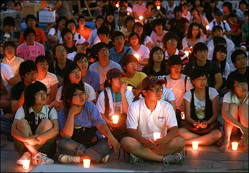 9일 저녁 부산지역 대학생들과 시민들이 고 노무현 전 대통령 추모공연을 막고 있는 부산대학교측을 규탄하며 촛불시위를 벌이고 있다.