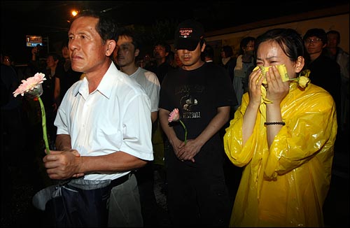 추모객들이 마지막 분향을 마친뒤 노 전 대통령의 신위와 영정사진이 옮겨지자 슬퍼하며 눈물을 흘리고 있다.