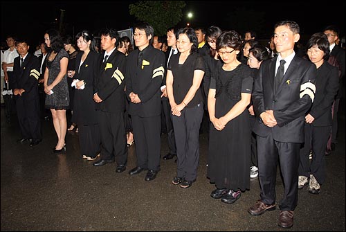 10일 자정 김해 봉하마을 광장에 설치된 분향소에서 추모객들이 마지막 분향을 하기위해 줄을 서서 기다리고 있다.