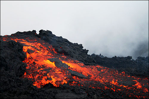 이렇게 생생한 용암의 흐름을 본 적 있습니까?