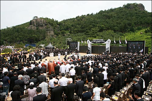10일 오후 경남 김해시 진영읍 봉하마을에서 고 노무현 전 대통령 안장식이 엄수되고 있다.