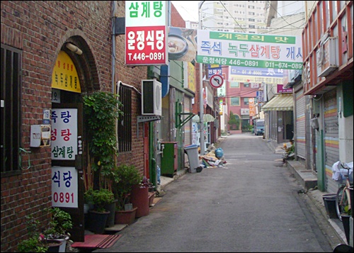  산 개복동 초원다방 골목. 사진에서 보듯 오가는 사람을 구경하기가 어려울 정도로 모두 떠나버린 골목을 지키고 있는 ‘운정식당’ 간판이 시원스럽게 보이네요.
