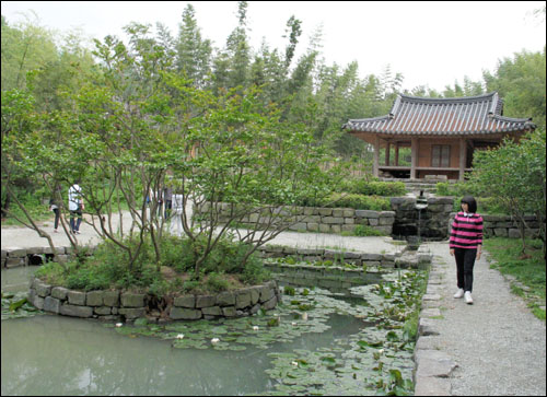 죽향문화체험마을 안에 있는 '미니 명옥헌'. 앞 연못은 이른바 '이승기연못'으로 알려져 있다. 