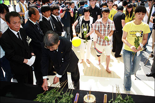 10일 오후 서울 덕수궁 대한문 앞에서 열린 고 노무현 전 대통령 49재 추모행사에 참석한 시민들이 고인을 추모하며 헌화하고 있다.