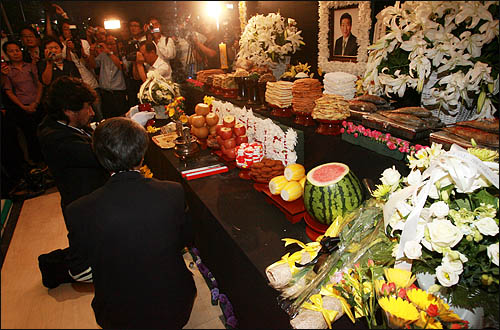 10일 저녁 서울 덕수궁 대한문 앞에서 열린 고 노무현 전 대통령 49재 추모행사에서 시민상주단이 제를 올리고 있다.