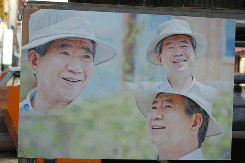 고인이 환하게 웃는 모습이 행사장에 걸려있는 광경.