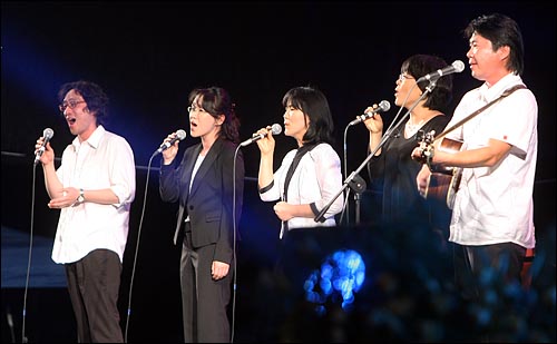 10일 저녁 부산대학교 '넉넉한 터'에서 열린 고 노무현 전 대통령의 추모콘서트 '다시 바람이 분다'에서 공연하는 '노래를 찾는 사람들'.