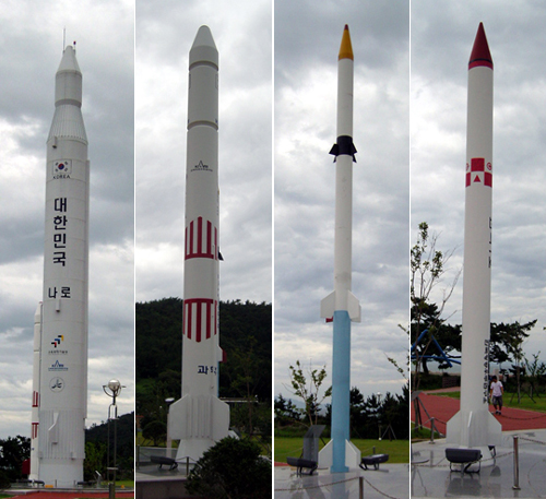 (좌로부터) 소형위성발사체, 1단형 고체추진 과학로켓, 2단형 고체추진 중형 과학로켓, 액체추진 과학관측로켓.