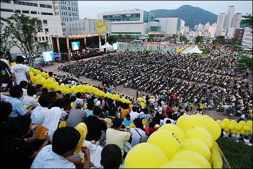10일 오후 고 노무현 전 대통령 추모콘서트 '다시 바람이 분다'가 부산광역시 금정구 장전동 부산대학교에서 1만여명의 시민들이 모인 가운데 진행됐다.