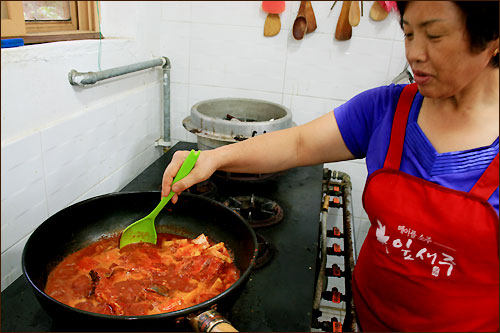  팬에서 지글지글 가오리찜이 익어간다. 