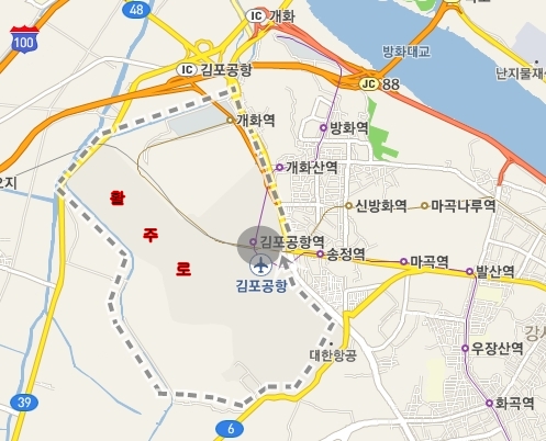 전철 5호선 김포공항역에 내려서 개화역-논둑길-활주로옆길-영구아트무비-덕산초등학교 대장분교-김포공항역의 자전거용 코스입니다.