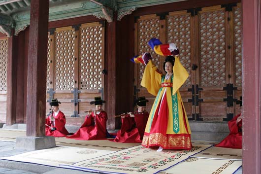  국립국악원이 여는 아침 궁궐음악회 <국악의 아침을 거닐다> 공연 중 궁중정재 '춘앵전'