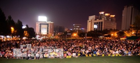 약2천여명 이상의 대전시민들이 손에 촛불을 들고 모누현 전 대통령의 추모콘서트에 참석했다.