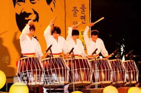 한국예술단원들이 열정적으로 모듬북을 연주하고 있다.