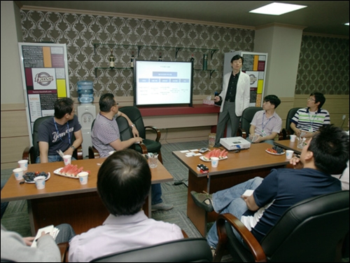 조태룡 히어로즈 단장이 7월 10일 목동구장에서 기자 간담회 도중 구단의 장기 운영 계획에 대해 설명하고 있다.