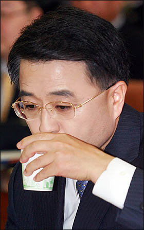 천성관 검찰총장 후보자가 13일 국회 인사청문회에서 의원들의 질의에 답변한 뒤 물을 마시고 있다.