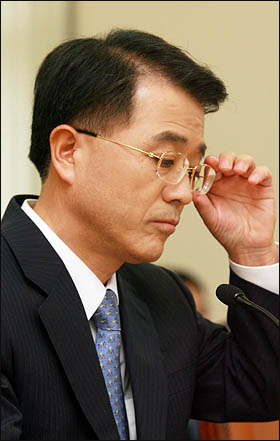 천성관 검찰총장 후보자가 13일 국회 인사청문회에서 의원들의 질의를 들으며 안경을 고쳐쓰고 있다.