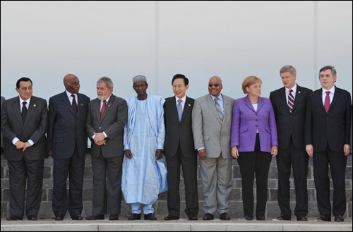 이명박 대통령이 G8확대정상회의 기념촬영을 하고 있다. 