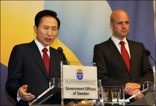 한-스웨덴 정상 공동기자회견에 참석한 이명박 대통령