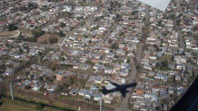 부에노스아이레스(Buenos Aires)의 에세이사 국제공항에 착륙하기 직전 비행기에서 촬영한 부에노스아이레스 풍경.
