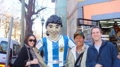 아르헨티나의 국민영웅 마라도나를 배경으로 영국에서 여행 온 연인들과 함께 포즈를 취했다. 
