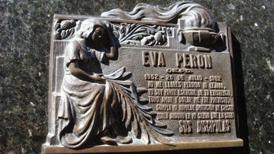 리꼴레타 역사묘역의 그녀의 무덤에 달려있는 ‘에바 페론 약력 동판’
