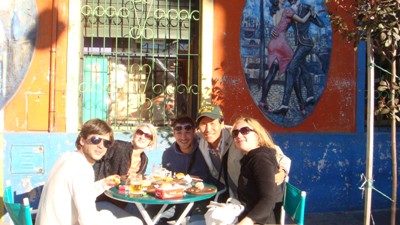 탱고거리의 레스토랑에서 케익과 햄버거를 안주로 생맥주를 즐기는 아르헨티나 젊은 연인들의 낙천적인 표정.
