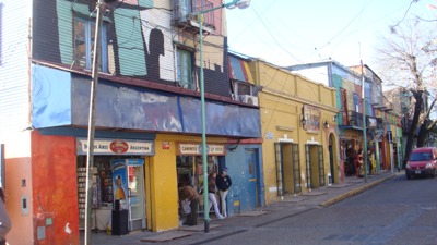 노랑, 빨강, 파랑의 원색으로 채색된 건물의 원색적 색감에서 아르헨티나 사람들의 스페인풍의 정열적인 민족성을 쉽게 파악할 수 있게 된다. 가게 이름에서도 라보카의 ‘까미니또(caminito)거리’ 이름을 확인할 수 있다.  
